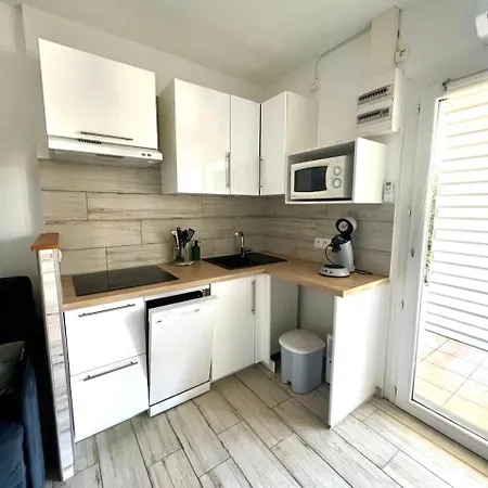 4 People Parking And Apartmán *