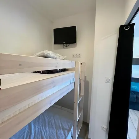 4 People Parking And Apartmán *